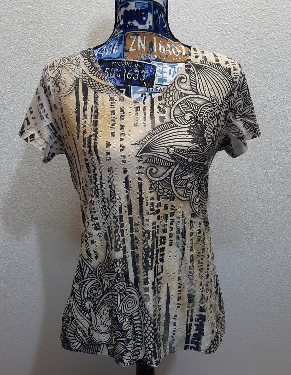 Christopher & Banks Short Sleeve Design V-Neck Tee l Size: S